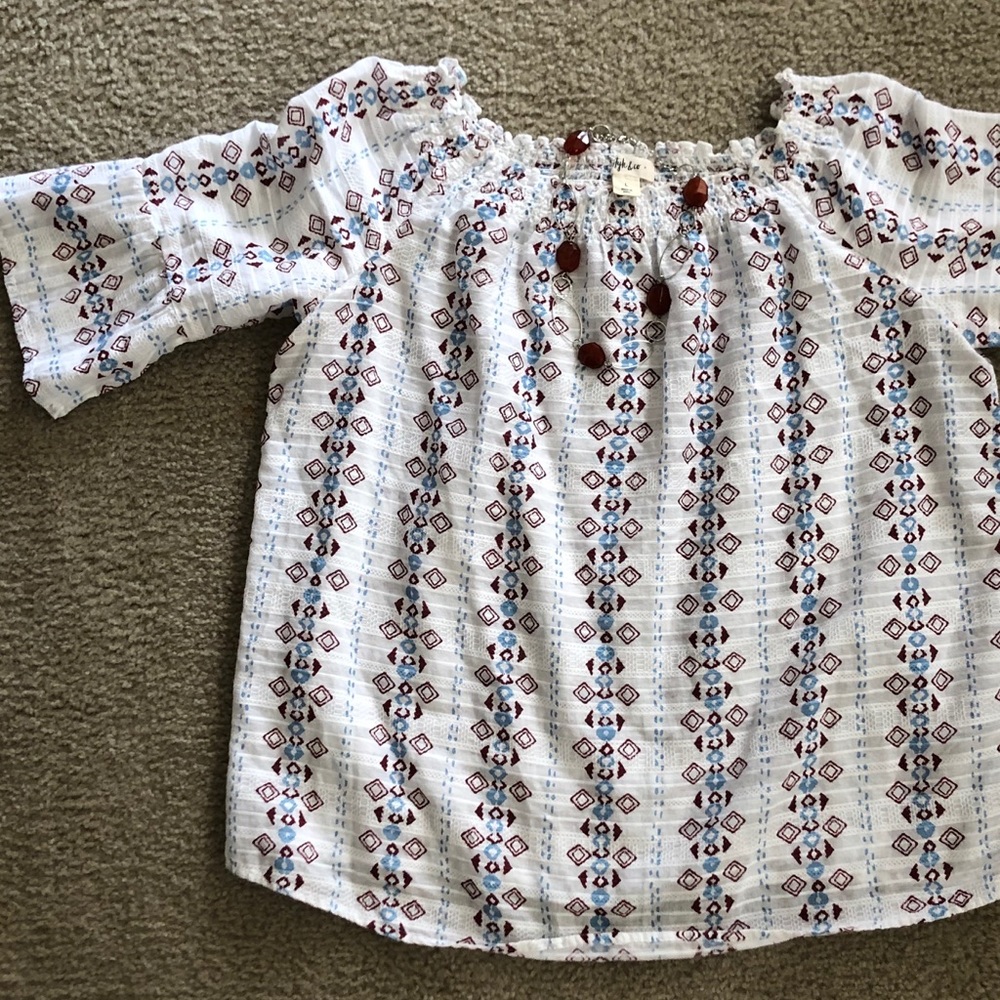 Super soft and cool summer blouse. Free necklace